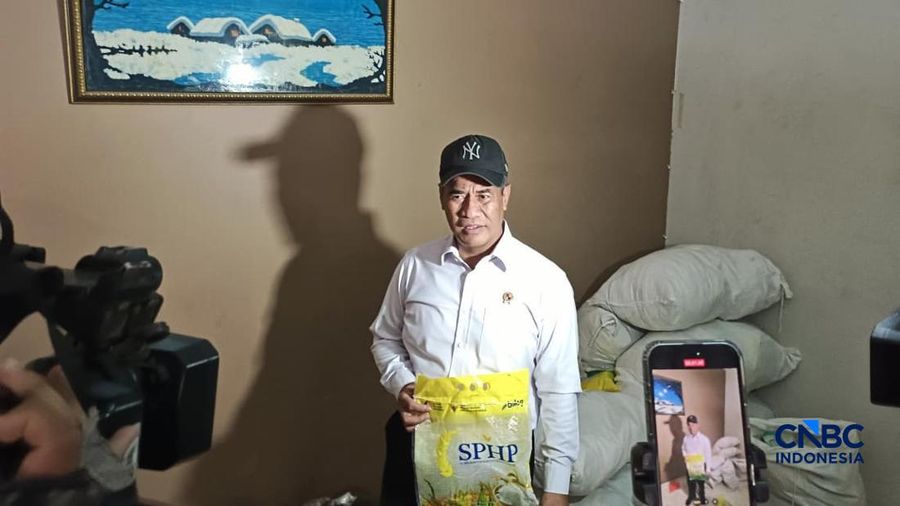 Menteri Pertanian sekaligus Kepala Badan Pangan Nasional (Bapanas) Amran Sulaiman saat menyidak jalan Kayu Manis 10, Jakarta Timur, Rabu (28/10/2026). (CNBC Indonesia/Martyasari Rizky)