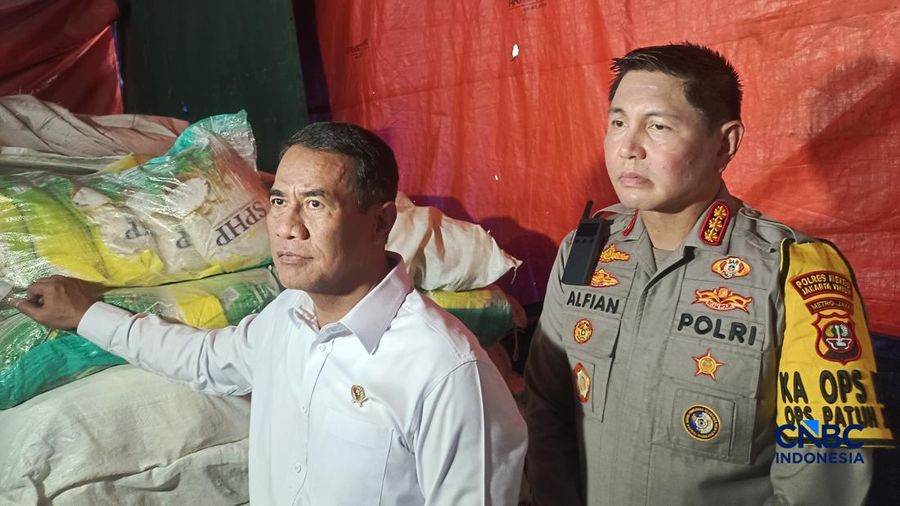 Menteri Pertanian sekaligus Kepala Bapanas Amran Sulaiman saat melakukan inspeksi mendadak (sidak) di Pasar Induk Beras Cipinang (PIBC), Jakarta Timur, Rabu (28/10/2026). (CNBC Indonesia/Martyasari Rizky)