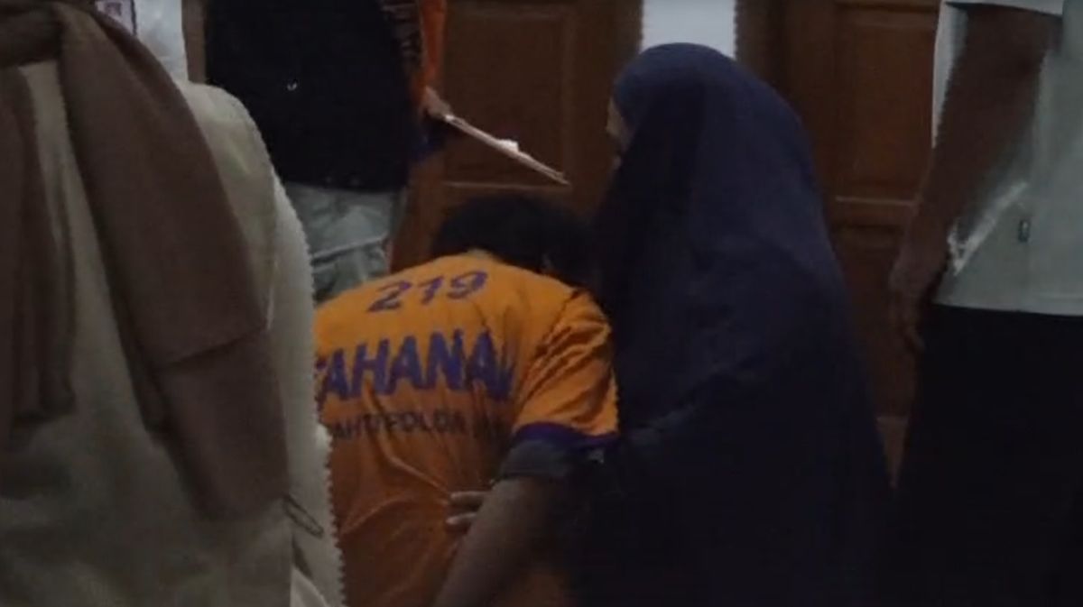 Dwi Bagus Bersimpuh ke Istri Usai Rekonstruksi Pembunuhan Istri Siri dan Anak — NadiKabar.com