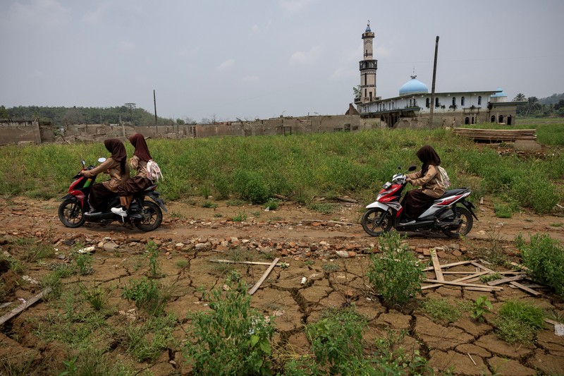 Tampilan dari drone memperlihatkan sisa-sisa Desa Somang yang muncul kembali setelah permukaan air di waduk Karian&mdash;yang memasok air untuk wilayah sekitarnya termasuk Jakarta&mdash;menurun akibat kekeringan berkepanjangan yang dipicu oleh fenomena El Ni&ntilde;o, di Lebak, Provinsi Banten, Indonesia, 23 Oktober 2026. (REUTERS/Willy Kurniawan)