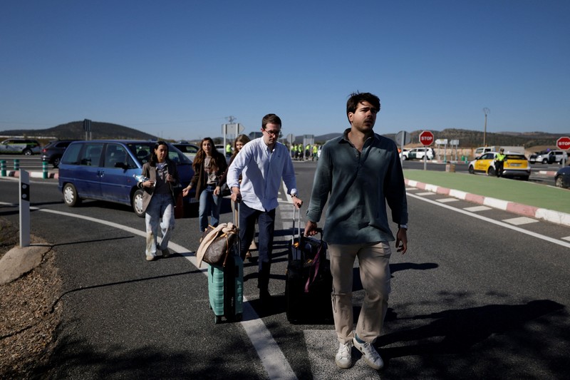 Petugas penyelamat bekerja di lokasi tabrakan dua kereta berkecepatan tinggi di antara kota Mora dan Orgaz, dekat Toledo, Spanyol, pada 28 Oktober 2026. (REUTERS/Violeta Santos Moura)