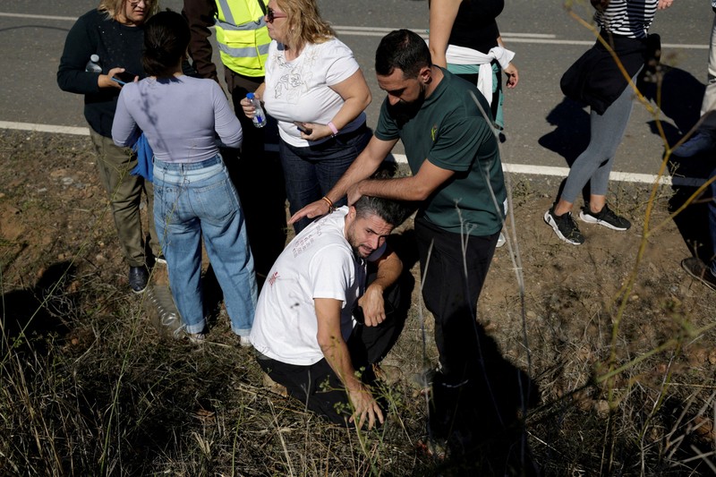 Petugas penyelamat bekerja di lokasi tabrakan dua kereta berkecepatan tinggi di antara kota Mora dan Orgaz, dekat Toledo, Spanyol, pada 28 Oktober 2026. (REUTERS/Violeta Santos Moura)