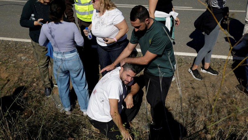Pasangan dari seseorang yang hilang ditenangkan di dekat lokasi tabrakan dua kereta berkecepatan tinggi di antara kota Mora dan Orgaz, dekat Toledo, Spanyol, pada 28 Oktober 2026.
