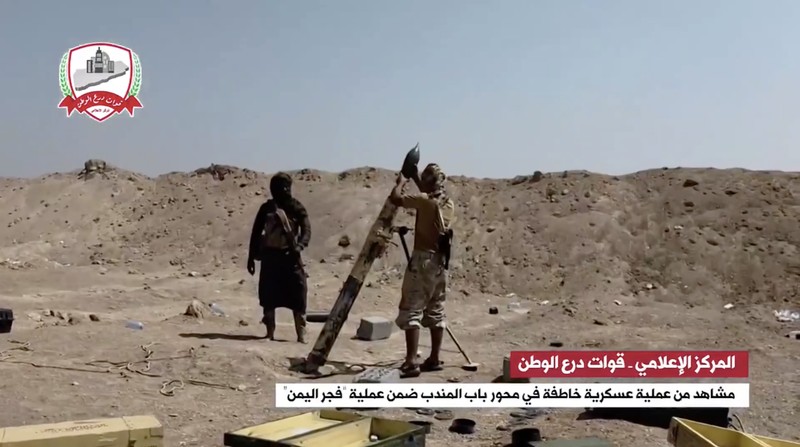 Pasukan Nation Shield Yaman merilis rekaman pada Selasa (27/10/2026) yang diklaim memperlihatkan pertempuran antara pasukan mereka dan kelompok Houthi di kawasan Bab el-Mandeb. (Tangkapan Layar Video Reuters/NATION SHIELD FORCES OF YEMEN)