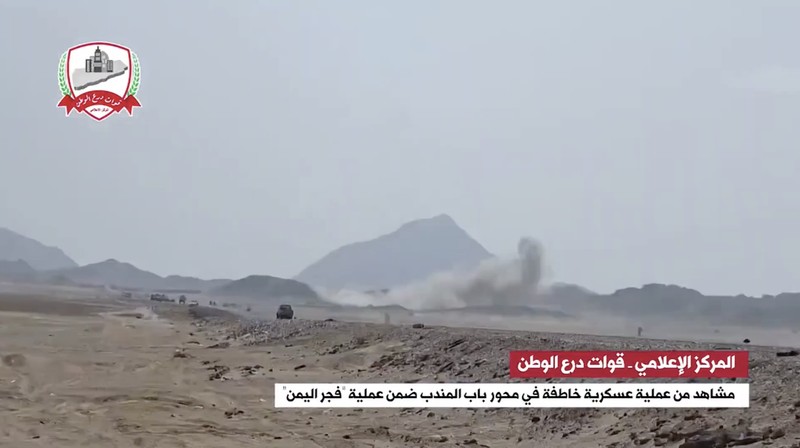 Pasukan Nation Shield Yaman merilis rekaman pada Selasa (27/10/2026) yang diklaim memperlihatkan pertempuran antara pasukan mereka dan kelompok Houthi di kawasan Bab el-Mandeb. (Tangkapan Layar Video Reuters/NATION SHIELD FORCES OF YEMEN)