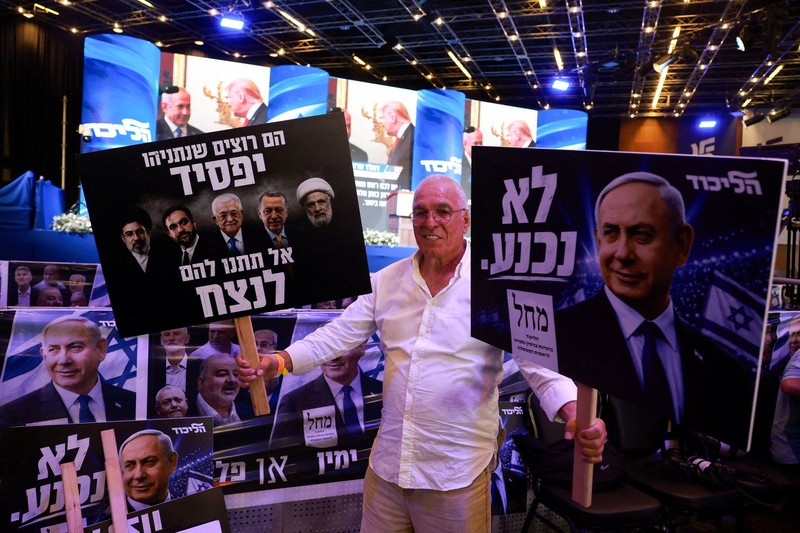 Pemilihan umum Israel yang digelar di tengah situasi perang berakhir tanpa pemenang yang jelas, berdasarkan hasil hitung cepat dari survei keluar tempat pemungutan suara atau exit poll pada Selasa (27/10/2026) waktu setempat. (REUTERS/Rami Shlush)