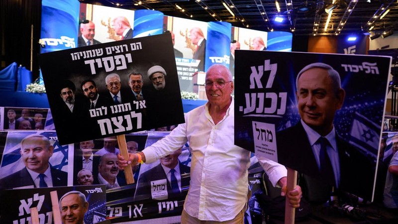 Pemilihan umum Israel yang digelar di tengah situasi perang berakhir tanpa pemenang yang jelas, berdasarkan hasil hitung cepat dari survei keluar tempat pemungutan suara atau exit poll pada Selasa (27/10/2026) waktu setempat. (via REUTERS/YONATAN SIN