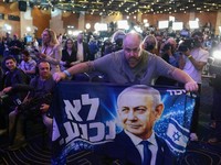 Pemilihan umum Israel yang digelar di tengah situasi perang berakhir tanpa pemenang yang jelas, berdasarkan hasil hitung cepat dari survei keluar tempat pemungutan suara atau exit poll pada Selasa (27/10/2026) waktu setempat. (via REUTERS/YONATAN SIN
