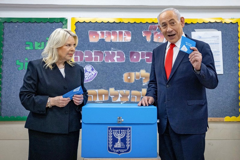 Pemilihan umum Israel yang digelar di tengah situasi perang berakhir tanpa pemenang yang jelas, berdasarkan hasil hitung cepat dari survei keluar tempat pemungutan suara atau exit poll pada Selasa (27/10/2026) waktu setempat. (REUTERS/Rami Shlush)