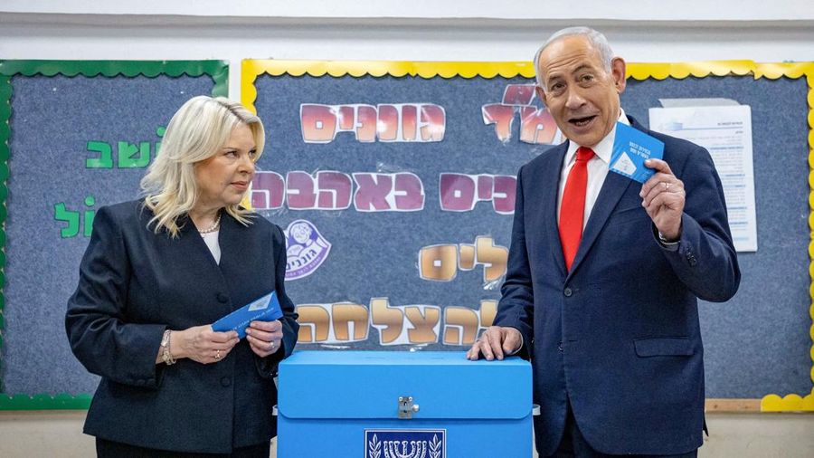 Pemilihan umum Israel yang digelar di tengah situasi perang berakhir tanpa pemenang yang jelas, berdasarkan hasil hitung cepat dari survei keluar tempat pemungutan suara atau exit poll pada Selasa (27/10/2026) waktu setempat. (via REUTERS/YONATAN SIN