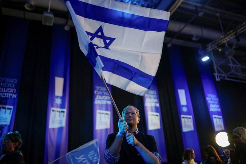 Pemilihan umum Israel yang digelar di tengah situasi perang berakhir tanpa pemenang yang jelas, berdasarkan hasil hitung cepat dari survei keluar tempat pemungutan suara atau exit poll pada Selasa (27/10/2026) waktu setempat. (REUTERS/Rami Shlush)