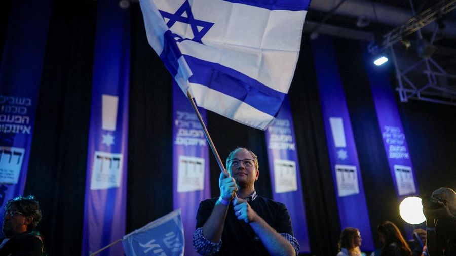 Pemilihan umum Israel yang digelar di tengah situasi perang berakhir tanpa pemenang yang jelas, berdasarkan hasil hitung cepat dari survei keluar tempat pemungutan suara atau exit poll pada Selasa (27/10/2026) waktu setempat. (REUTERS/Shir Torem)