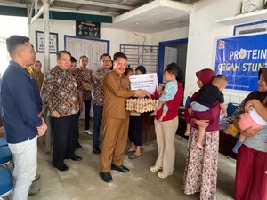 Pemkot Kendari Salurkan 50 Rak Telur untuk Cegah Stunting