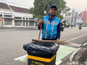 Dedikasi Hendri, Penjaga Kebersihan Asia Afrika demi Masa Depan