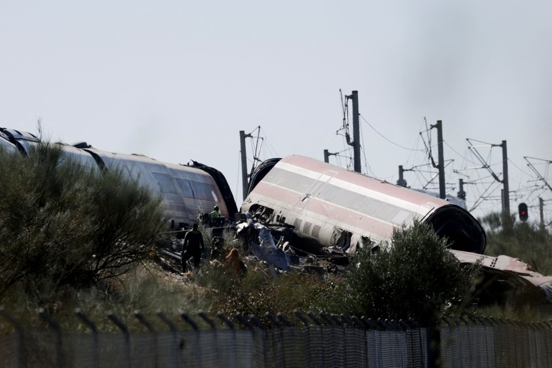 Petugas penyelamat bekerja di lokasi tabrakan dua kereta berkecepatan tinggi di antara kota Mora dan Orgaz, dekat Toledo, Spanyol, pada 28 Oktober 2026. (REUTERS/Violeta Santos Moura)