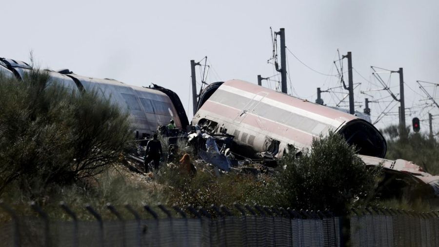 Petugas penyelamat bekerja di lokasi kejadian menyusul tabrakan antara dua kereta berkecepatan tinggi di antara kota Mora dan Orgaz, dekat Toledo, Spanyol, pada 28 Oktober 2026.