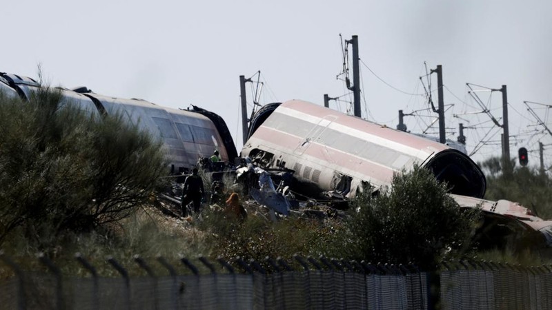 Petugas penyelamat bekerja di lokasi kejadian menyusul tabrakan antara dua kereta berkecepatan tinggi di antara kota Mora dan Orgaz, dekat Toledo, Spanyol, pada 28 Oktober 2026.