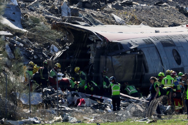 Petugas penyelamat bekerja di lokasi tabrakan dua kereta berkecepatan tinggi di antara kota Mora dan Orgaz, dekat Toledo, Spanyol, pada 28 Oktober 2026. (REUTERS/Violeta Santos Moura)