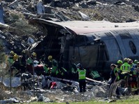 Petugas penyelamat bekerja di lokasi kejadian menyusul tabrakan antara dua kereta berkecepatan tinggi di antara kota Mora dan Orgaz, dekat Toledo, Spanyol, pada 28 Oktober 2026. (REUTERS/Violeta Santos Moura)