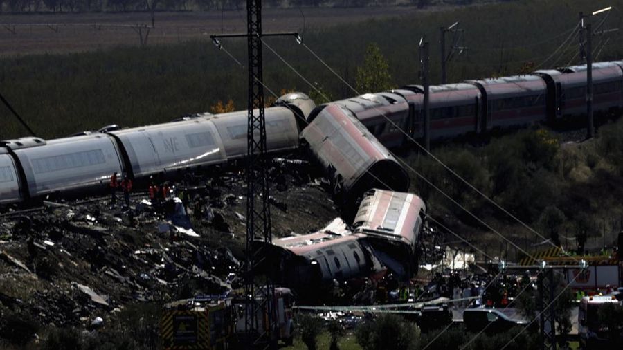 Petugas penyelamat bekerja di lokasi tabrakan dua kereta berkecepatan tinggi di antara kota Mora dan Orgaz, dekat Toledo, Spanyol, pada 28 Oktober 2026. (REUTERS/Violeta Santos Moura)