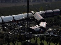 Petugas penyelamat bekerja di lokasi tabrakan dua kereta berkecepatan tinggi di antara kota Mora dan Orgaz, dekat Toledo, Spanyol, pada 28 Oktober 2026. (REUTERS/Violeta Santos Moura)