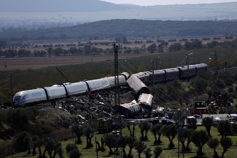 Petugas penyelamat bekerja di lokasi tabrakan dua kereta berkecepatan tinggi di antara kota Mora dan Orgaz, dekat Toledo, Spanyol, pada 28 Oktober 2026. (REUTERS/Violeta Santos Moura)