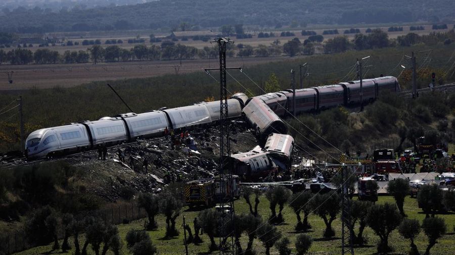 Petugas penyelamat bekerja di lokasi tabrakan dua kereta berkecepatan tinggi di antara kota Mora dan Orgaz, dekat Toledo, Spanyol, pada 28 Oktober 2026. (REUTERS/Violeta Santos Moura)