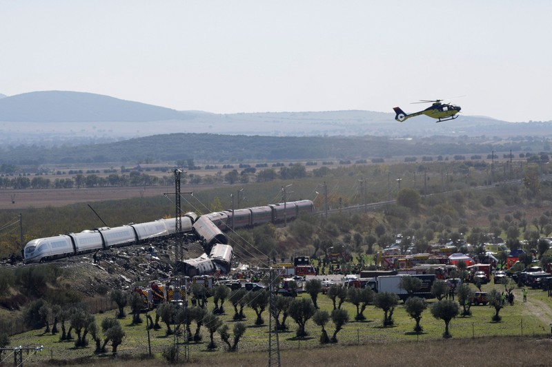 Petugas penyelamat bekerja di lokasi tabrakan dua kereta berkecepatan tinggi di antara kota Mora dan Orgaz, dekat Toledo, Spanyol, pada 28 Oktober 2026. (REUTERS/Violeta Santos Moura)