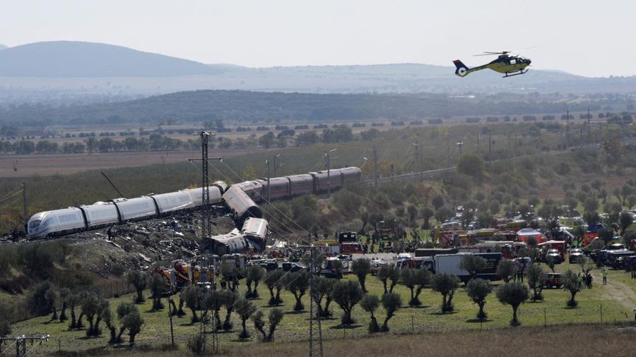 Petugas penyelamat bekerja di lokasi tabrakan dua kereta berkecepatan tinggi di antara kota Mora dan Orgaz, dekat Toledo, Spanyol, pada 28 Oktober 2026. (REUTERS/Violeta Santos Moura)