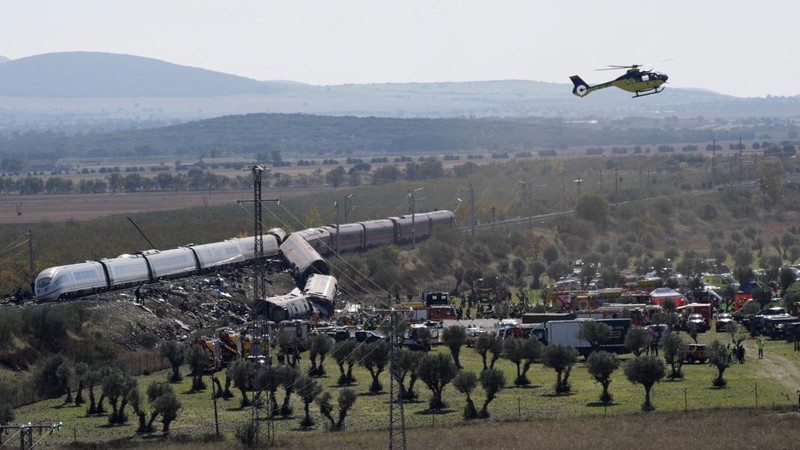 Petugas penyelamat bekerja di lokasi tabrakan dua kereta berkecepatan tinggi di antara kota Mora dan Orgaz, dekat Toledo, Spanyol, pada 28 Oktober 2026. (REUTERS/Violeta Santos Moura)