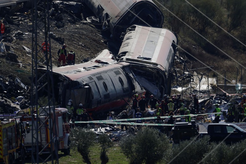 Petugas penyelamat bekerja di lokasi tabrakan dua kereta berkecepatan tinggi di antara kota Mora dan Orgaz, dekat Toledo, Spanyol, pada 28 Oktober 2026. (REUTERS/Violeta Santos Moura)