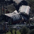 Petugas penyelamat bekerja di lokasi tabrakan dua kereta berkecepatan tinggi di antara kota Mora dan Orgaz, dekat Toledo, Spanyol, pada 28 Oktober 2026. (REUTERS/Violeta Santos Moura)