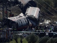 Petugas penyelamat bekerja di lokasi tabrakan dua kereta berkecepatan tinggi di antara kota Mora dan Orgaz, dekat Toledo, Spanyol, pada 28 Oktober 2026. (REUTERS/Violeta Santos Moura)