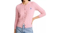 Punya Cardigan Baby Pink? Coba 5 Cara Padu Padan Ini biar Makin Stylish