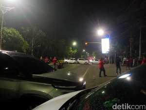 Massa Geruduk dan Blokade Jalan di Mapolres Probolinggo Malam Ini
