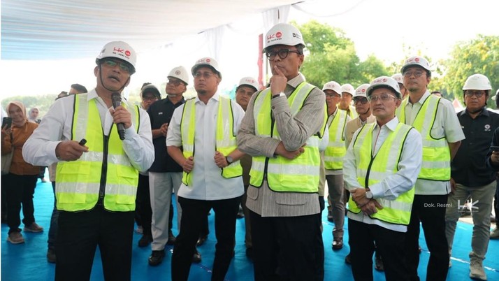 PT Hutama Karya (Persero) mendampingi Chief Operating Officer (COO) Badan Pengelola Investasi (BPI) Danantara sekaligus Kepala Badan Pengaturan (BP) BUMN, Donny Oskaria, dan Wakil Ketua Komisi VI DPR RI, Andre Rosiade, meninjau proyek pembangunan Sta