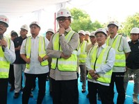 PT Hutama Karya (Persero) mendampingi Chief Operating Officer (COO) Badan Pengelola Investasi (BPI) Danantara sekaligus Kepala Badan Pengaturan (BP) BUMN, Donny Oskaria, dan Wakil Ketua Komisi VI DPR RI, Andre Rosiade, meninjau proyek pembangunan Sta