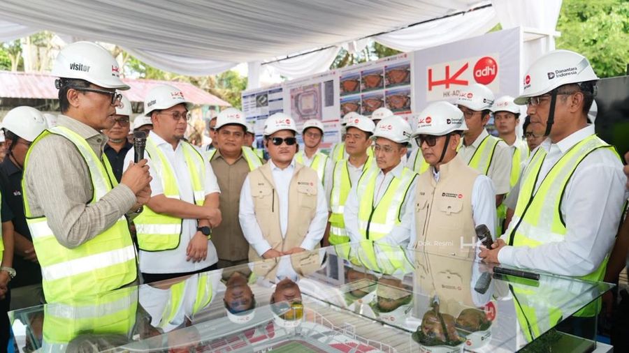 PT Hutama Karya (Persero) mendampingi Chief Operating Officer (COO) Badan Pengelola Investasi (BPI) Danantara sekaligus Kepala Badan Pengaturan (BP) BUMN, Donny Oskaria, dan Wakil Ketua Komisi VI DPR RI, Andre Rosiade, meninjau proyek pembangunan Stadion H. Agus Salim di Kota Padang, Sumatera Barat, Selasa (27/10/2026).
