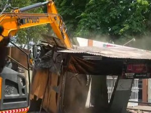 115 Bangunan Liar di Kalijudan Surabaya Dibongkar