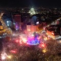Ribuan orang merayakan kemenangan di Beograd, Serbia, usai Gerakan politik "Student List" berhasil menggeser Aleksander Vucic pada Selasa (27/10/2026). (REUTERS/Djordje Kojadinovic)