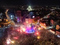 Ribuan orang merayakan kemenangan di Beograd, Serbia, usai Gerakan politik "Student List" berhasil menggeser Aleksander Vucic pada Selasa (27/10/2026). (REUTERS/Djordje Kojadinovic)