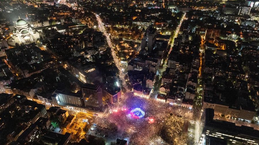 Ribuan orang merayakan kemenangan di Beograd, Serbia, usai Gerakan politik "Student List" berhasil menggeser Aleksander Vucic pada Selasa (27/10/2026). (REUTERS/Djordje Kojadinovic)