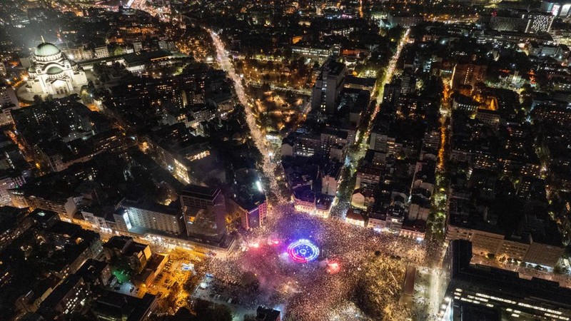 Ribuan orang merayakan kemenangan di Beograd, Serbia, usai Gerakan politik "Student List" berhasil menggeser Aleksander Vucic pada Selasa (27/10/2026). (REUTERS/Djordje Kojadinovic)