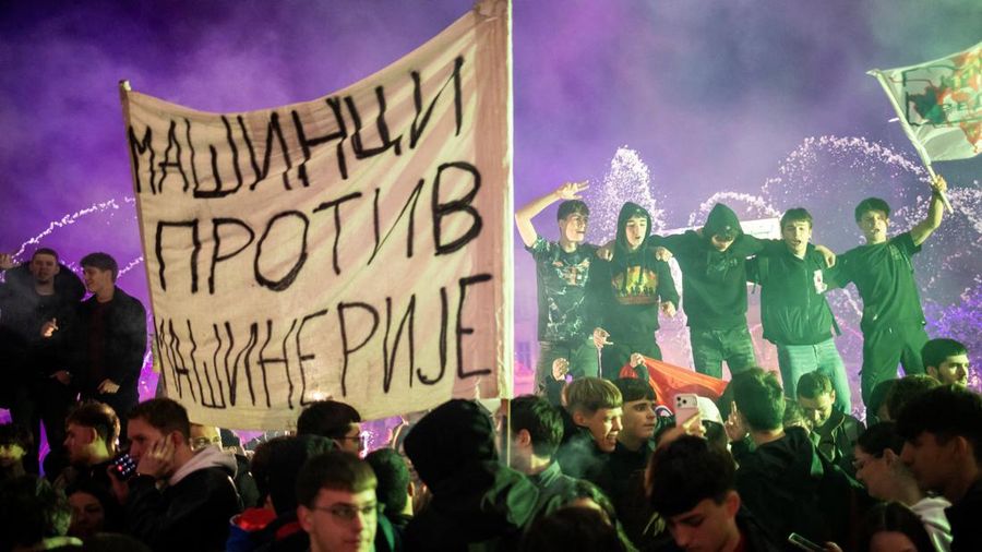 Ribuan orang merayakan kemenangan di Beograd, Serbia, usai Gerakan politik "Student List" berhasil menggeser Aleksander Vucic pada Selasa (27/10/2026). (REUTERS/Marko Djurica)