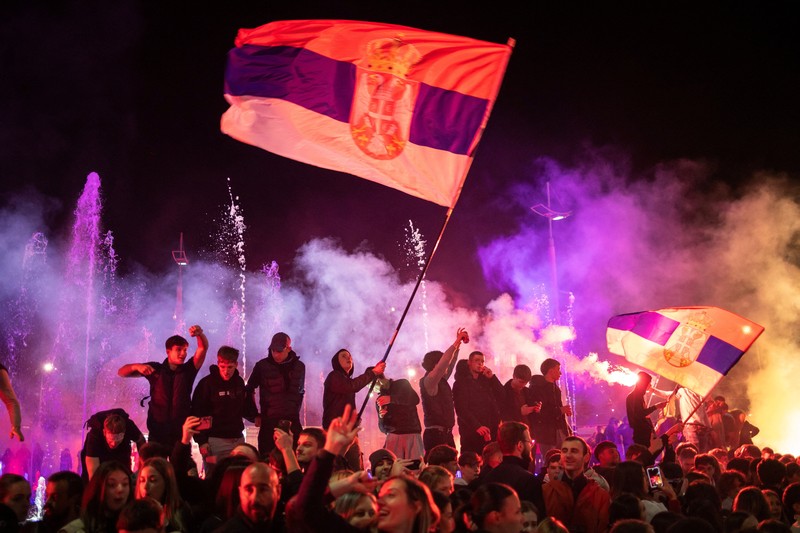 Ribuan orang merayakan kemenangan di Beograd, Serbia, usai Gerakan politik