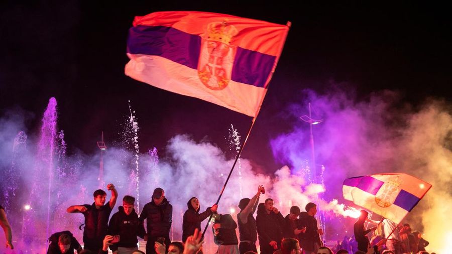 Ribuan orang merayakan kemenangan di Beograd, Serbia, usai Gerakan politik "Student List" berhasil menggeser Aleksander Vucic pada Selasa (27/10/2026). (REUTERS/Marko Djurica)