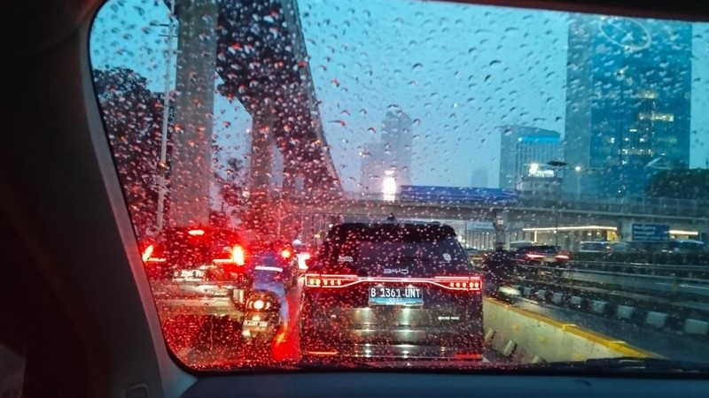 Sejumlah kendaraan melaju saat hujan mengguyur di jalan Raya Gatot Subroto, Jakarta, Rabu (28/10/2026). (CNBC Indonesia/Suhendra)