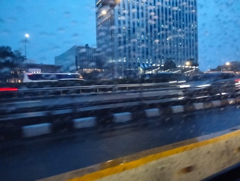 Sejumlah kendaraan melaju saat hujan mengguyur di jalan Raya Gatot Subroto, Jakarta, Rabu (28/10/2026). (CNBC Indonesia/Suhendra)