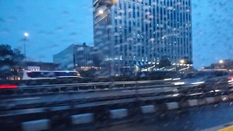 Sejumlah kendaraan melaju saat hujan mengguyur di jalan Raya Gatot Subroto, Jakarta, Rabu (28/10/2026).