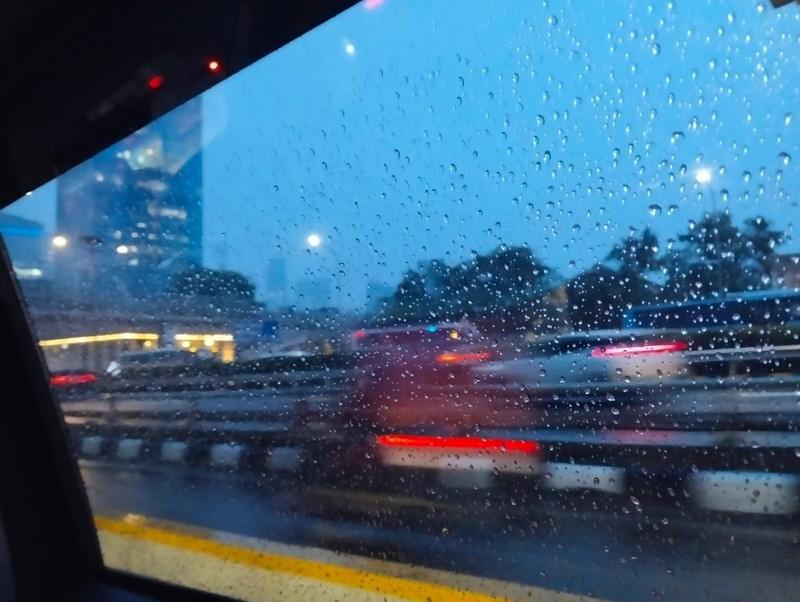 Sejumlah kendaraan melaju saat hujan mengguyur di jalan Raya Gatot Subroto, Jakarta, Rabu (28/10/2026). (CNBC Indonesia/Suhendra)
